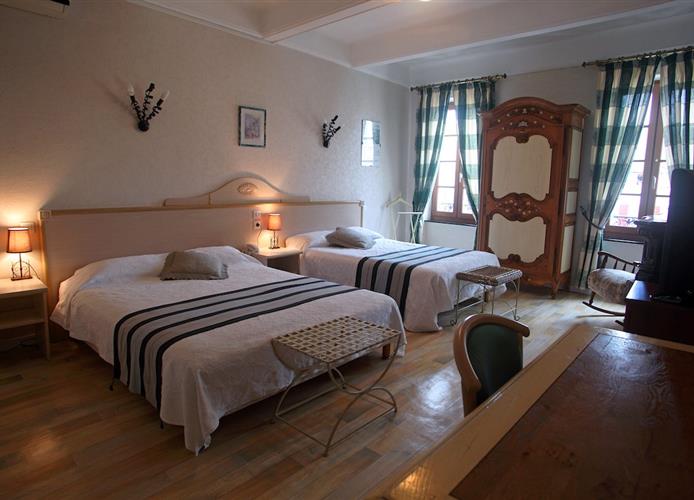 Chambre Triple Supérieure de l'Hôtel Résidence à Nissan-Lez-Ensérune