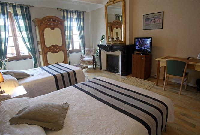 Chambre Triple Supérieure - Hôtel Résidence 3 étoiles à Nissan-Lez-Ensérune (34)