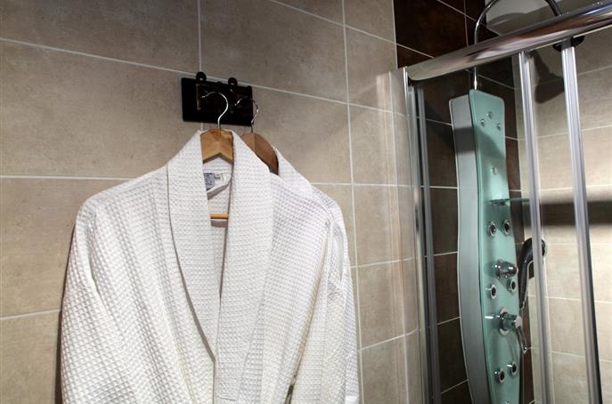 Salle de bain de la Chambre Triple Supérieure de l'Hôtel 3 étoiles Résidence