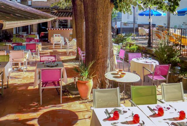 La terrasse et le restaurant Les Tilleuls de l'hôtel Résidence