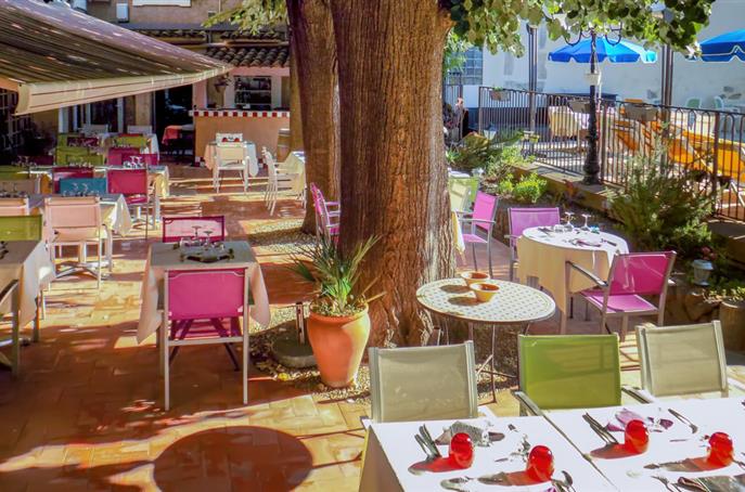 La terrasse et le restaurant Les Tilleuls de l'hôtel Résidence