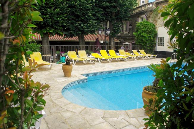 Piscine extérieure chauffée de l'Hôtel 3* Résidence à Nissan-Lez-Enserune