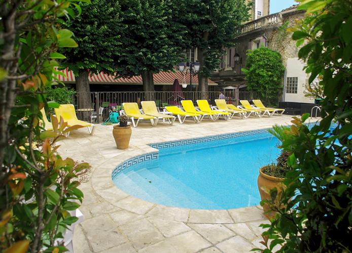 Piscine extérieure chauffée de l'Hôtel 3* Résidence à Nissan-Lez-Enserune