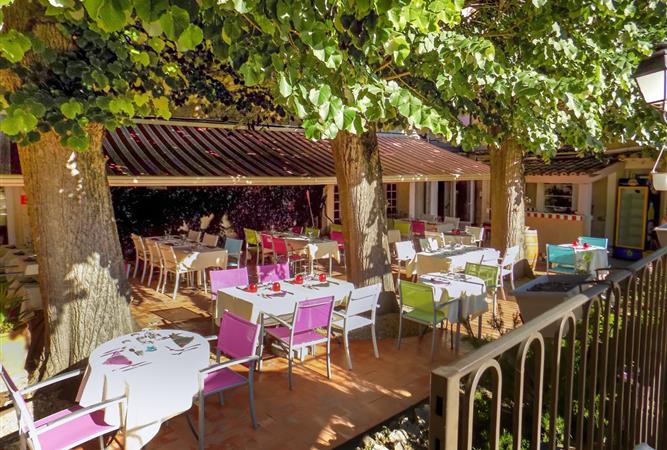 Terrasse du Restaurant Les Tilleuls à Nissan-Lez-Ensérune