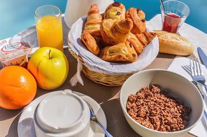 Petit-déjeuner au bord de la piscine extérieure de l'Hôtel Résidence à Nissan-Lez-Ensérune