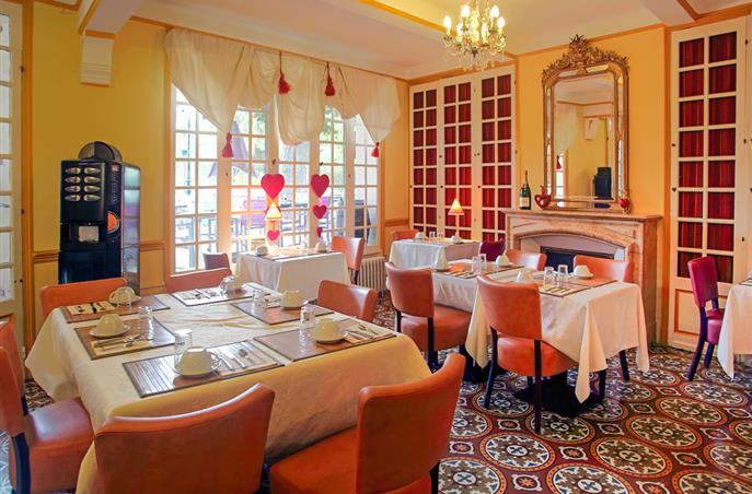 Salle de petit-déjeuner de l'Hôtel Résidence à Nissan-Lez-Ensérune