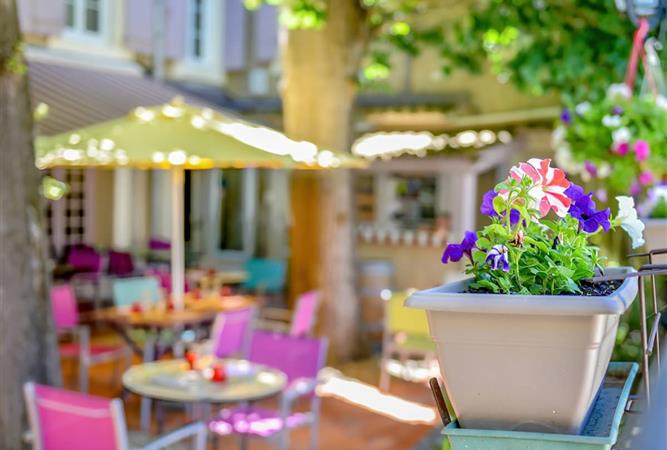 Terrasse du Restaurant Les Tilleuls à Nissan-Lez-Ensérune