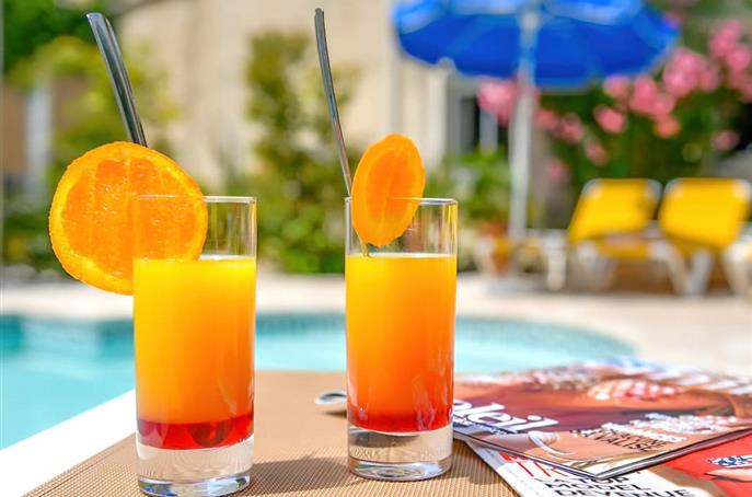 Cocktail au bord de la piscine de l'hôtel