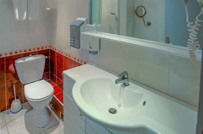 Salle de bain de la Chambre Double ou Twin Standard de l'Hôtel Résidence (34)