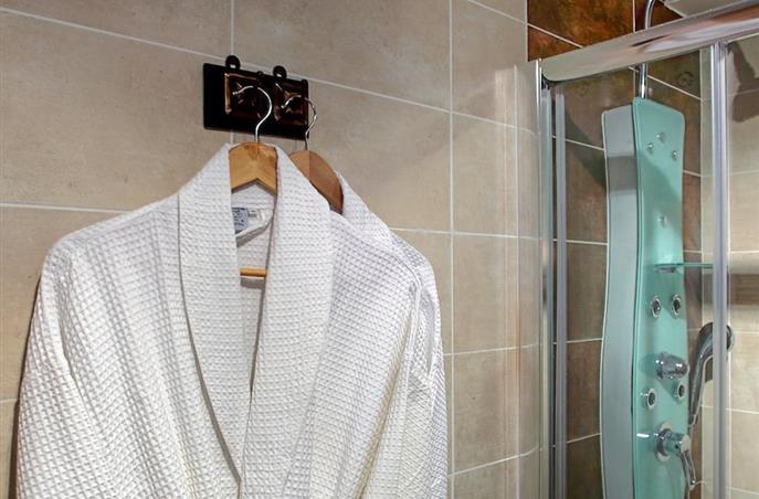 Salle de bain de la Chambre Double ou Twin Supérieure de l'Hôtel Résidence à Nissan-Lez-Ensérune
