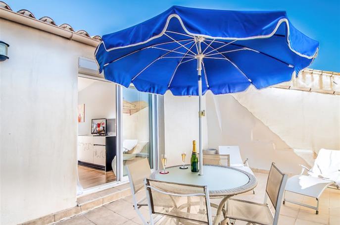 Terrasse extérieure de la Suite Prestige - Hôtel 3 étoiles Résidence à Nissan-Lez-Ensérune