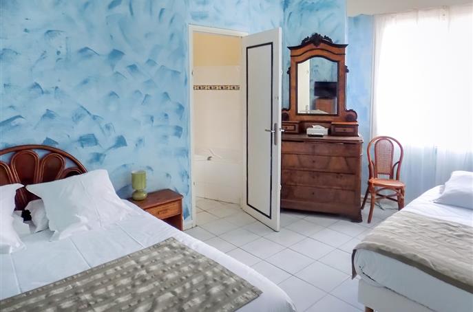 Chambre Familiale pour 5 personnes avec 2 chambres et 2 salles de bain - Hôtel Résidence 3 étoiles dans l'Hérault