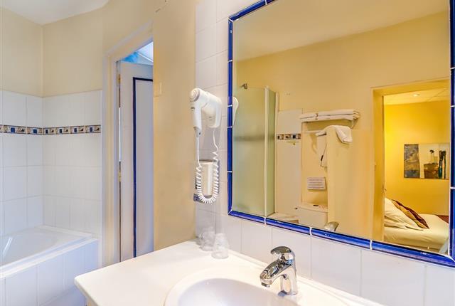 Salle de bain d'une chambre à l'Hôtel de charme Résidence