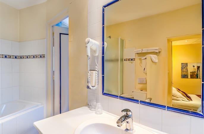 Salle de bain d'une chambre à l'Hôtel de charme Résidence