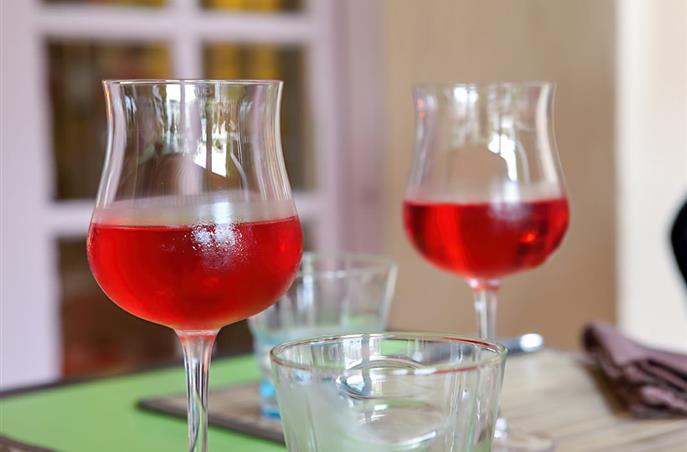 Verres de vin au Restaurant O'33 à Nissan-Lez-Ensérune, dans l'Hérault