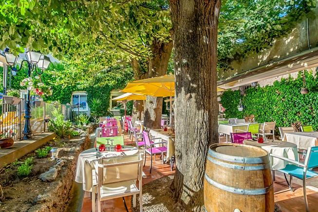 Terrasse extérieure du Restaurant Les Tilleuls à Nissan-Lez-Ensérune