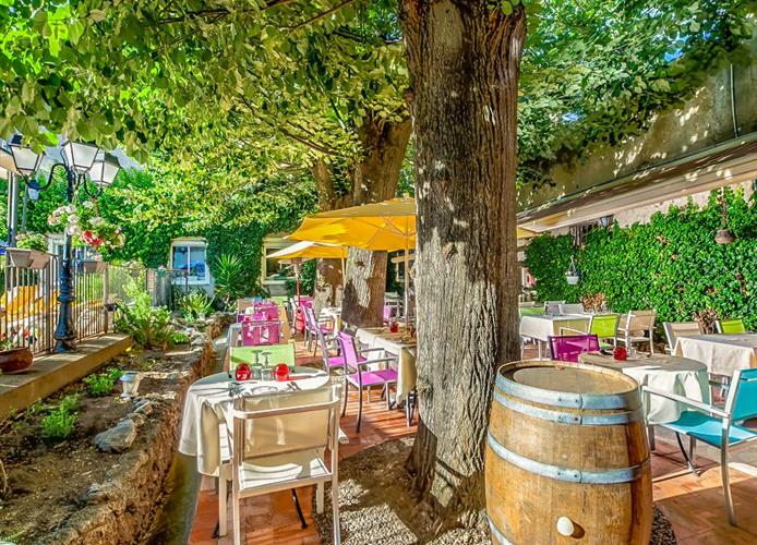 Terrasse extérieure du Restaurant Les Tilleuls à Nissan-Lez-Ensérune