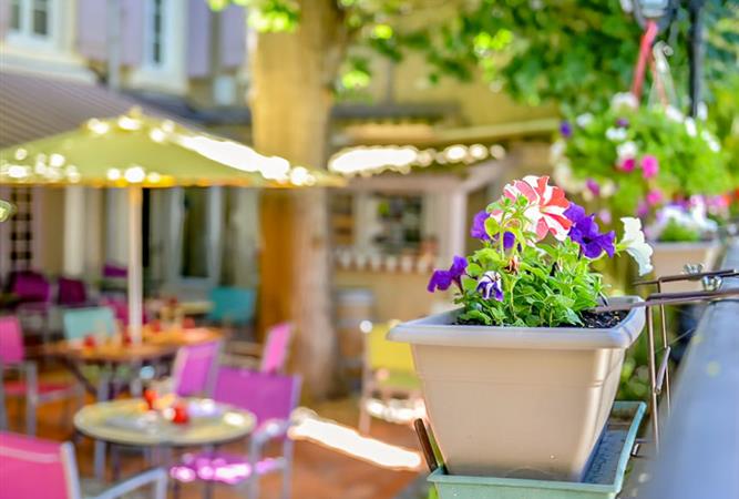 Terrasse du Restaurant Les Tilleuls ouvert de Mai à Septembre à Nissan-Lez-Ensérune