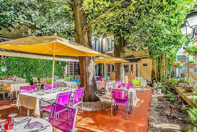 Restaurant Les Tilleuls à Nissan-Lez-Ensérune avec terrasse extérieure