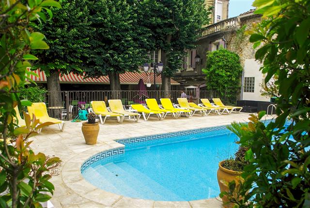 Piscine extérieure et chauffée de l'Hôtel Résidence 3 étoiles