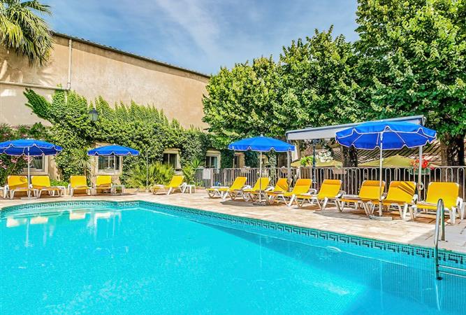 Piscine extérieure de l'Hôtel Résidence 3 étoiles à Nissan-Lez-Ensérune