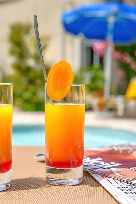 Cocktails fruités au bord de la piscine de l'Hôtel de charme Résidence à Nissan-Lez-Ensérune